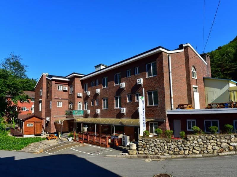 The Red House Motel Szokcsho Kültér fotó